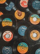 Une collection nostalgique de disques vinyles vintage présentée dans un motif à plat